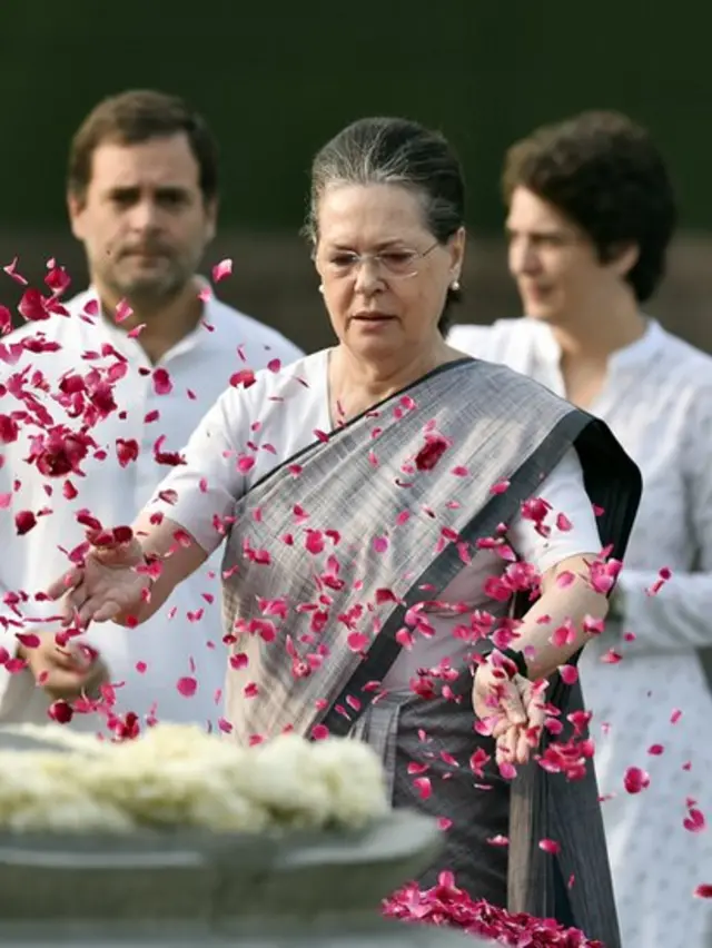 ၂၀၁၈ တုန်းက ရာဂျစ်ဂန္ဒီ အောက်မေ့ဖွယ်အခမ်းအနားတစ်ခုမှာ တွေ့ရတဲ့ ဆိုနီယာဂန္ဒီနဲ့ သားသမီး နှစ်ဦး