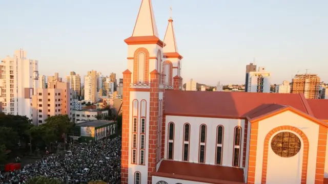 Igreja e pessoas na rua