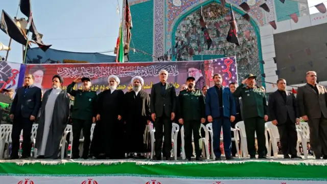 İranlı liderler ve askeri yetkililer de toplu cenaze törenlerindeydi.