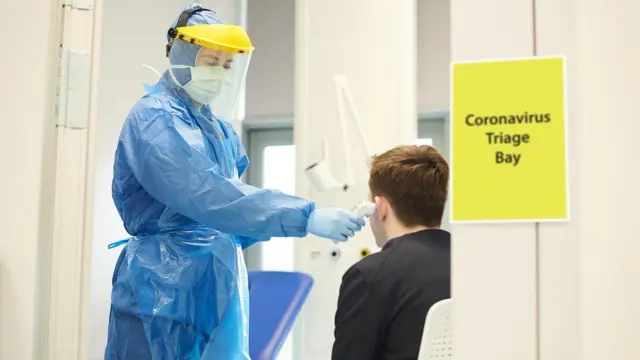 Trabajadora de la salud haciendo un test de coronavirus