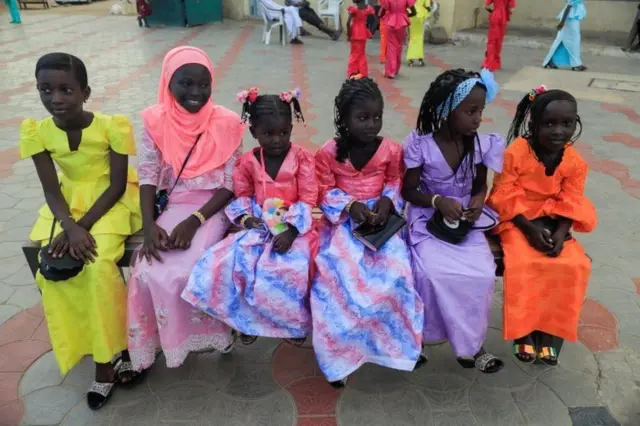 Kuri uwo munsi kandi, aba bana b'abakobwa bo mu murwa mukuru Dakar wa Sénégal, barimbiye ibirori by'umunsi mukuru w'Abayisilamu wa Eid al-Adha...