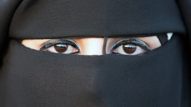 बुर्क़े में महिला