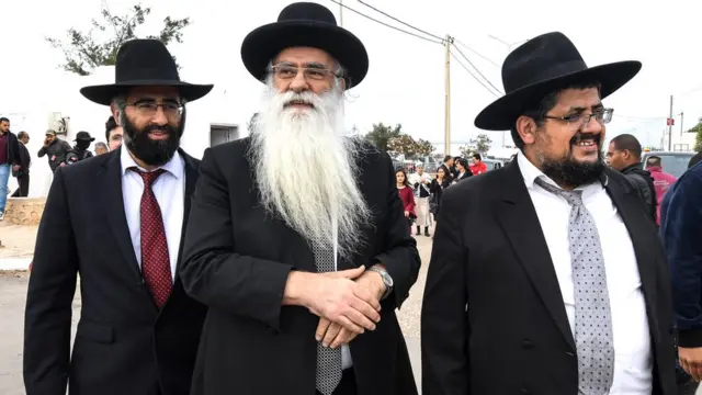 وفد من حاخامات إسرائيل أتوا إلى زيارة الكنيس