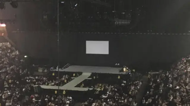 วิไลวรรณถ่ายภาพนี้ในหอแสดงดนตรีในเมืองแมนเชสเตอร์ก่อนคอนเสิร์ตจะเริ่มขึ้น โดยเธอคาดว่าอยู่ห่างจากจุดเกิดเหตุประมาณ 300 เมตร