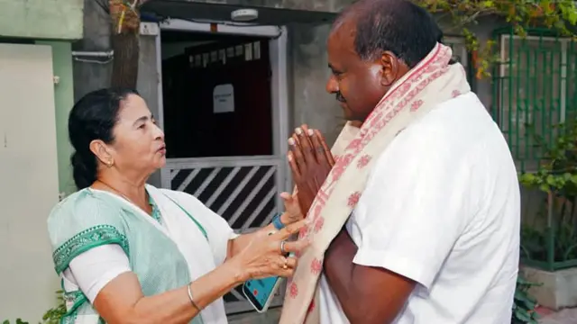 बीते 24 मार्च को जनता दल सेक्यूलर के नेता एचडी कुमारस्वामी ने पश्चिम बंगाल की मुख्यमंत्री ममता बनर्जी से मुलाकात की.