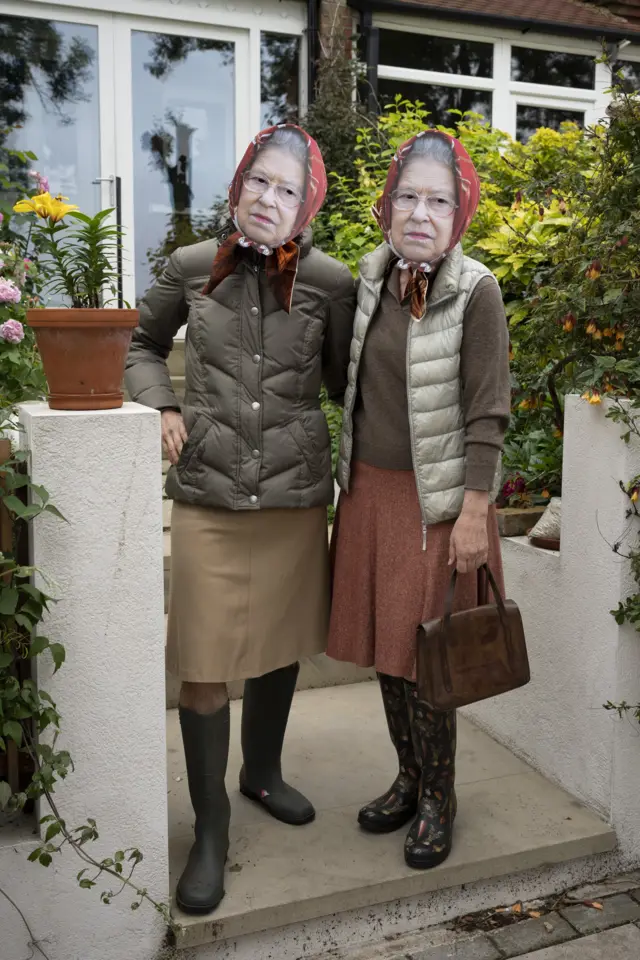 ชาวอังกฤษสวมหน้ากากพระบรมฉายาลักษณ์ของสมเด็จพระราชินีนาถเอลิซาเบธที่ 2 เพื่อร่วมกิจกรรมในชุมชนทางตอนใต้ของกรุงลอนดอนของอังกฤษ เพื่อร่วมเฉลิมฉลอง เนื่องในโอกาสที่ควีนทรงครองสิริราชสมบัติครบ 70 ปี