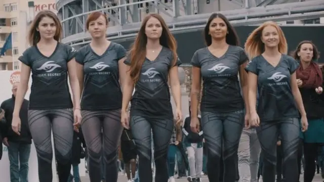 จูเลย คีรัน (ที่ 2 จากซ้าย) หัวหน้าทีม ซีเคร็ท