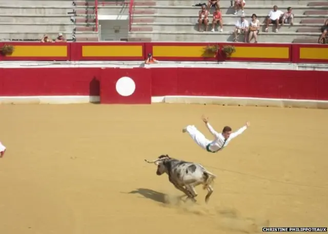 बैल से बचता इंसान