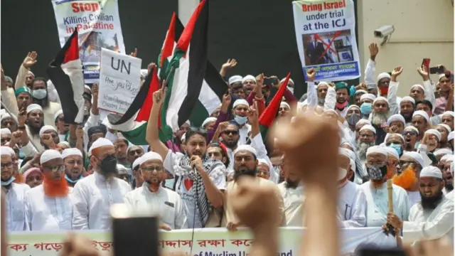 বিক্ষোভ সমাবেশে ফিলিস্তিনে হামলার তীব্র নিন্দা জানানো হয়।