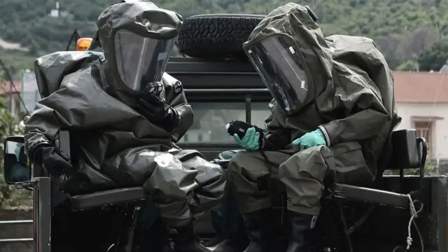 উদ্ধারকর্মীরা দুর্ঘটনাস্থলের দিকে যাচ্ছেন।