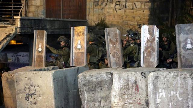 جنود إسرائيليون يتحصنون خلف الأحجار في المدينة القديمة.