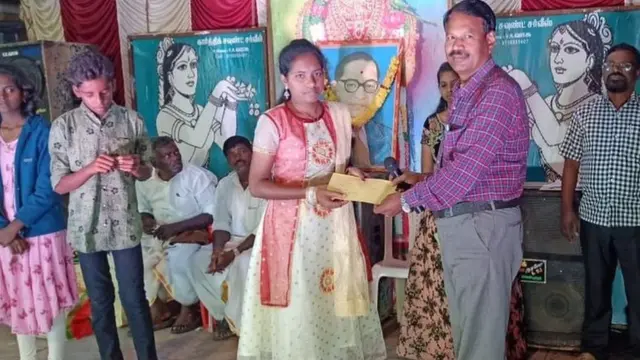 வெள்ளூர்1ல் இருந்து படித்து அரசு அதிகாரி ஆன ஒருவர் மாணவர்களுக்கு உதவி வழங்குகிறார்.