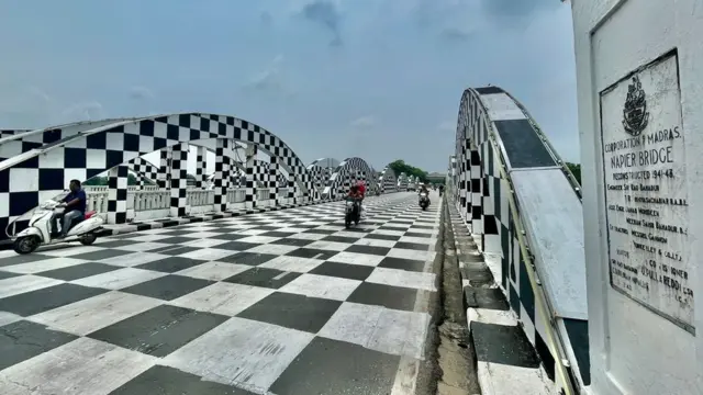 சென்னை மெரினாவில் அமைந்துள்ள நேப்பியர் பாலம்