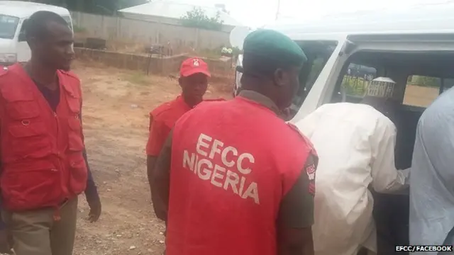 EFCC carry suspects for corruption mata go court
