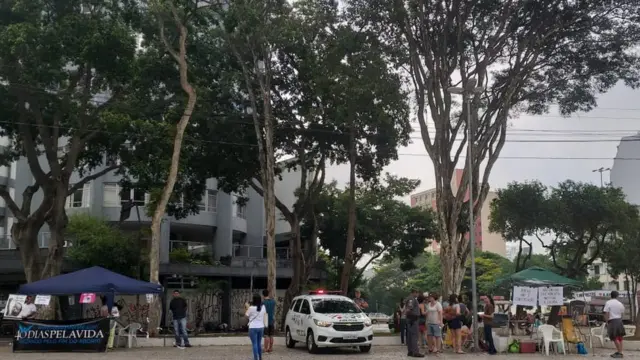 PM estacionou o carro entre as duas barracas