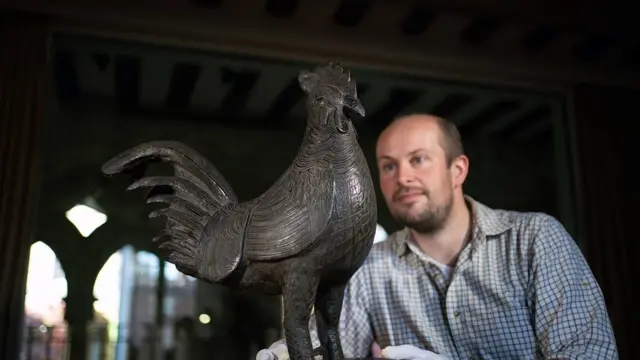 فحص الديك البرونزي في بريطانيا قبل إعادته إلى نيجيريا