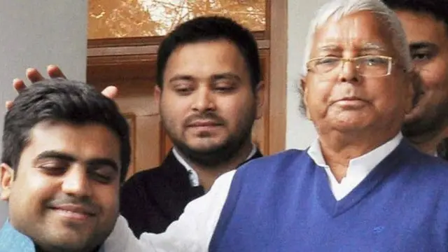 लालू प्रसाद यादव के साथ तेजप्रताप सिंह