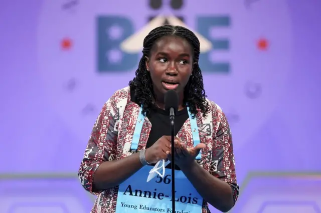 Wata ƴar makarantar sakandire ƴar ƙasar Ghana kenan Annie-Lois Ama Serwaa Acheamong ke kammala gasar haɗa kalmomi a Maryland da ke Amurka a ranar Talata