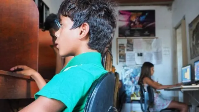 इंटरनेट कैफे में बच्चे