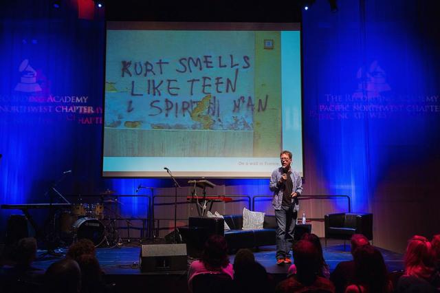 Биограф Кобейна Чарльз Кросс анализирует Smells Like Teen Spirit на специальной конференции в честь 20-летия со дня смерти Кобейна. 5 апреля 2014 года, Сиэтл.