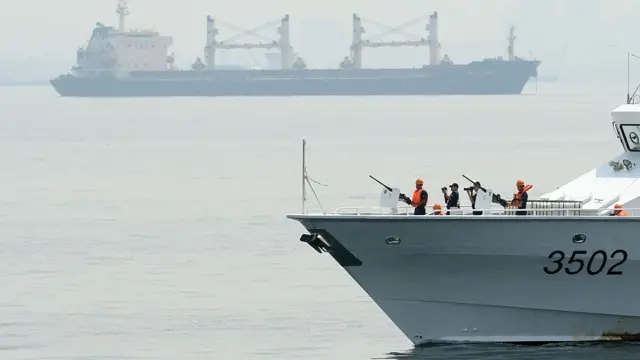 Военный корабль и сухогруз