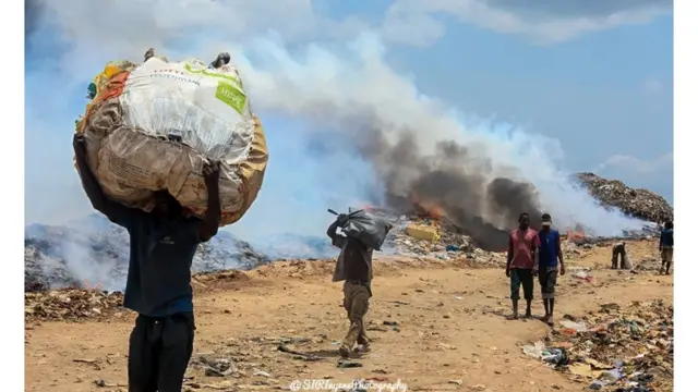 Awọn eeyan n fori ru ẹru ni ibudo ikẹgbin si kan nilu Eko