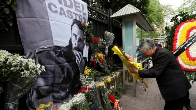 Một người dân Hà Nội đặt hoa viếng ông Fidel Castro trước cửa Đại sứ quán Cuba tại Hà Nội