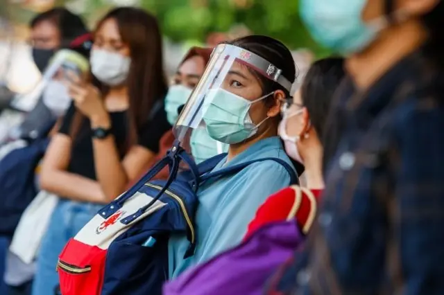 คนใส่ face shield ป้องกันโควิด-19