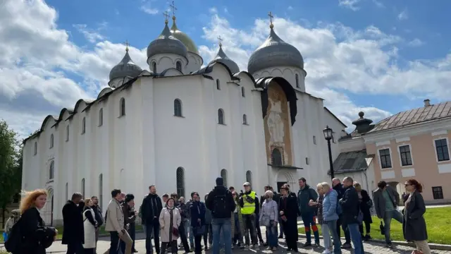 Депутаты Земского съезда на исторической экскурсии по Великому Новгороду