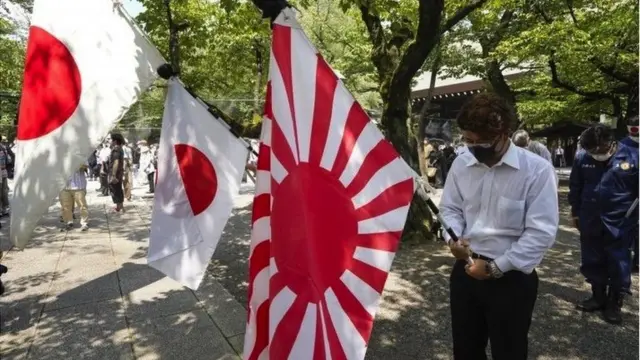 일본의 민족주의자들은 전사자를 기린다. 아베 전 총리의 야스쿠니 신사 참배가 분노를 일으키는 이유이기도 하다