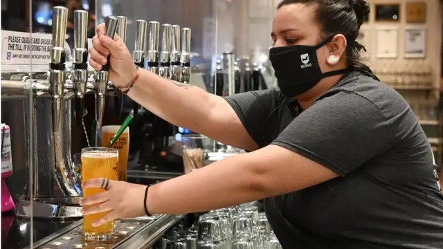 бармен в маске