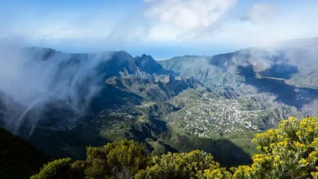 Desa-desa terletak di antara bebatuan vulkanik yang terisolasi dari dunia luar, hanya dapat dicapai dengan berjalan kaki.