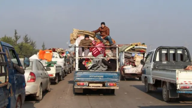 سيارة تحمل بعض المهجرين من إدلب وأغراضهم.