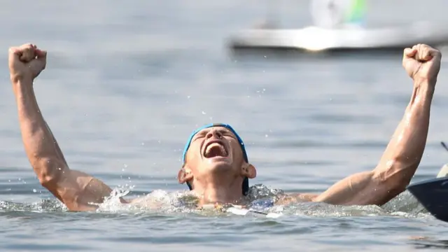 каноист Юрий Чебан радуется своей победе