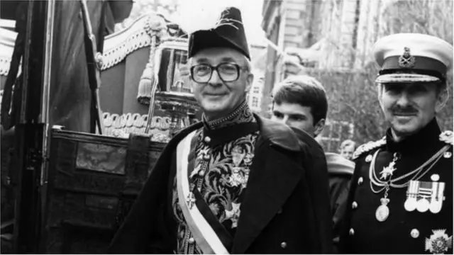 ৩৩৫ বছর আগের যুদ্ধের অবসানে ডাচ রাষ্ট্রদূত শান্তিচুক্তি করার পর সেটি নিয়ে ব্রিটেনের গণমাধ্যমে বেশ মজা করা হয়