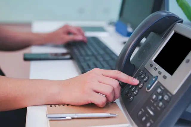 Una persona utilizando un teléfono