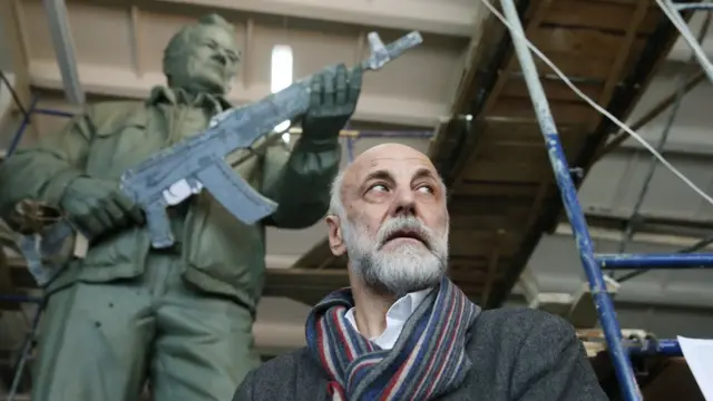 Салават Щербаков на фоне памятника Калашникову