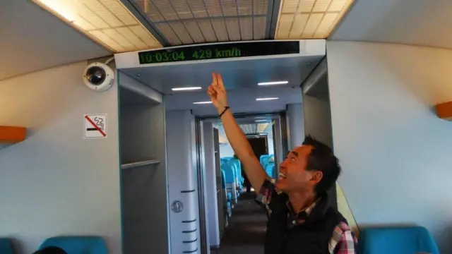 أحد الركاب يلتقط صورا داخل القطار