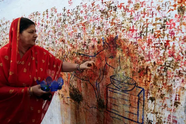 ધાર્મિક વિધિ કરતાં મહિલા