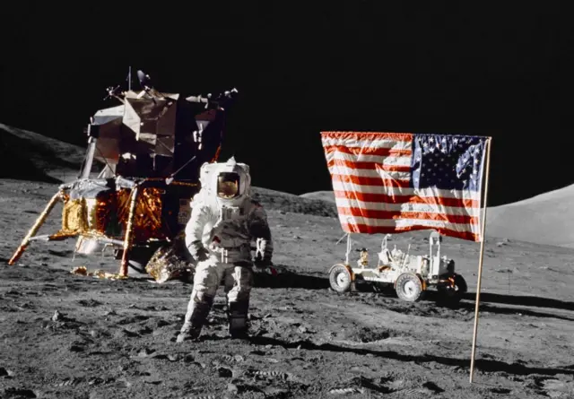 Harrison H. Schmitt, piloto del módulo, en la superficie lunar cerca de la bandera de EE.UU. en la última misión de alunizaje de la serie Apolo de la NASA, el 13 de diciembre de 1972.