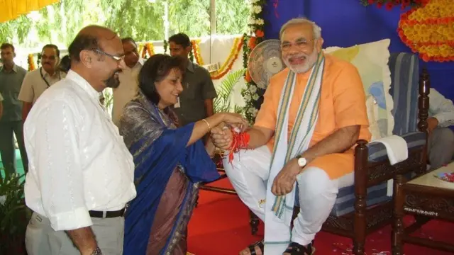 મોદીને રાખડી બાંધી રહેલાં કમર