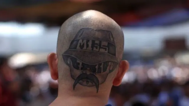 Cabeza tatuada de un miembro de la Mara Salvatrucha.
