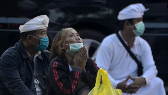Sejumlah umat Hindu mengikuti ritual upacara Caru Antha Septa di kawasan Catur Muka, Denpasar, Bali, Rabu (29/04).
