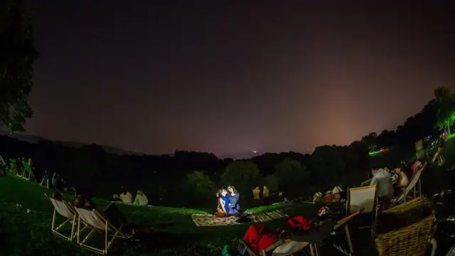Personas mirando lluvia de meteoritos