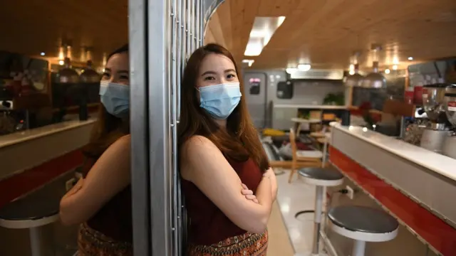 วิวรรณบอกว่า คิดถึงลูกค้าโฮสเทลมาก อยากพูดภาษาอังกฤษมากเพราะไม่ได้พูดมาเป็นปีแล้ว อยากถามว่าเป็นยังไง ทำอะไร ไปเที่ยวไหนมาบ้าง คิดถึงการพูดคุยกับลูกค้า