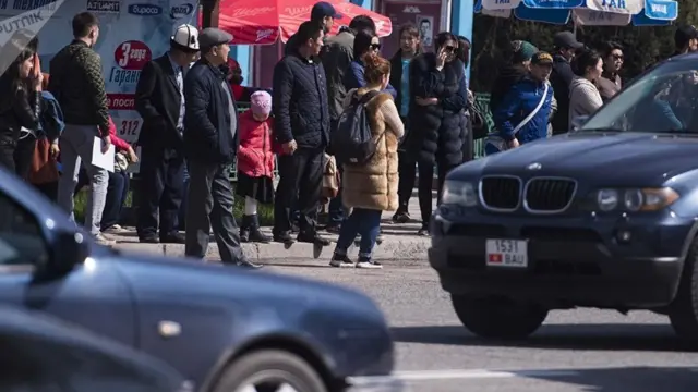 аялдама унаа күткөн кишилер