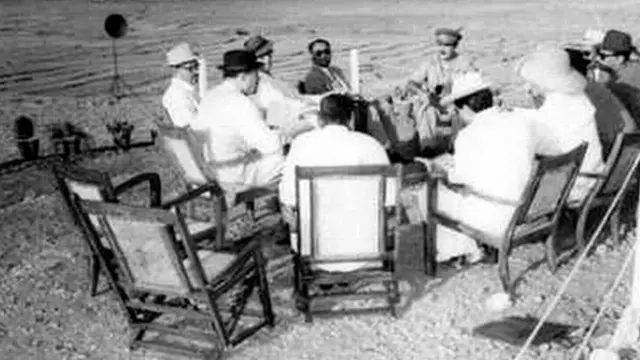 ایوب خان کو اسلام آباد کی سائٹ پر شہر کی منصوبہ بندی کے حوالے سے بریفننگ دی جا رہی ہے