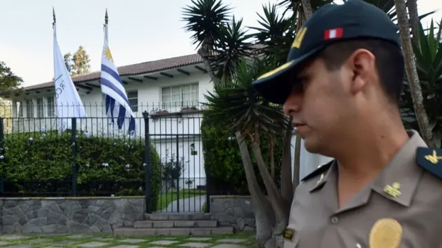 Las autoridades de Uruguay afirman que García ya abandonó la sede de la Embajada en Lima.