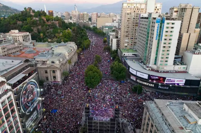 Multitudes llenan las calles en el centro de Santiago, celebrando la victoria de Gabriel Boric. 19 de septiembre de 2021