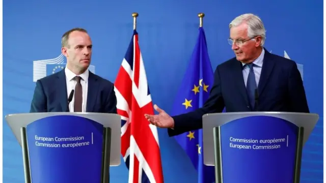 Dominic Raab veMichel Barnier